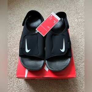Nike boys sandals (5Y)